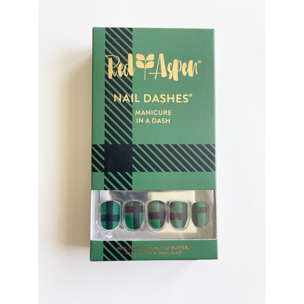 Red Aspen Timber, Tish short matte nail dashes